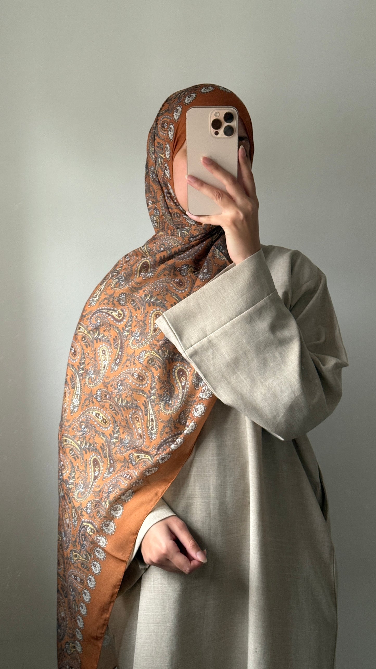 حجاب منقوش باللون الأخضر